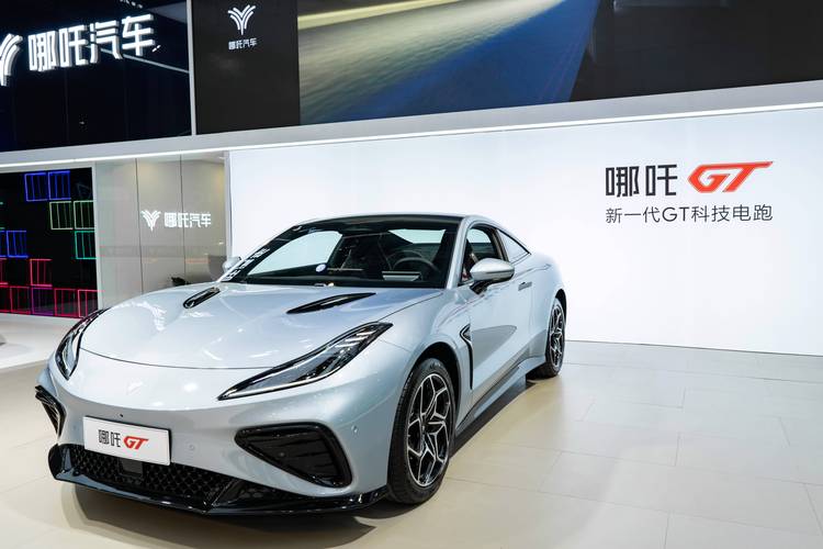 东莞177哪吒汽车在智能汽车领域的表现，领途汽车在新能源汽车市场中的影响力